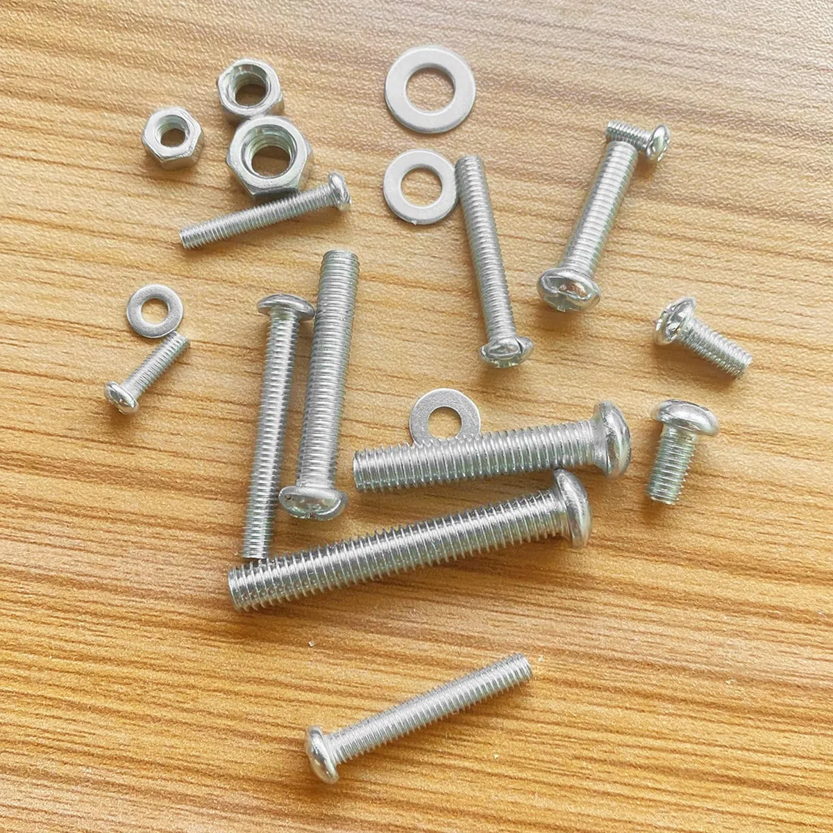 Frevoitna Set di 1080 Pezzi M3 M4 M5 M6 Bulloni e Dadi, Kit Viti e Rondelle, Assortimento Zincato per Casa, Ufficio, Prodotti Elettronici e Industriali