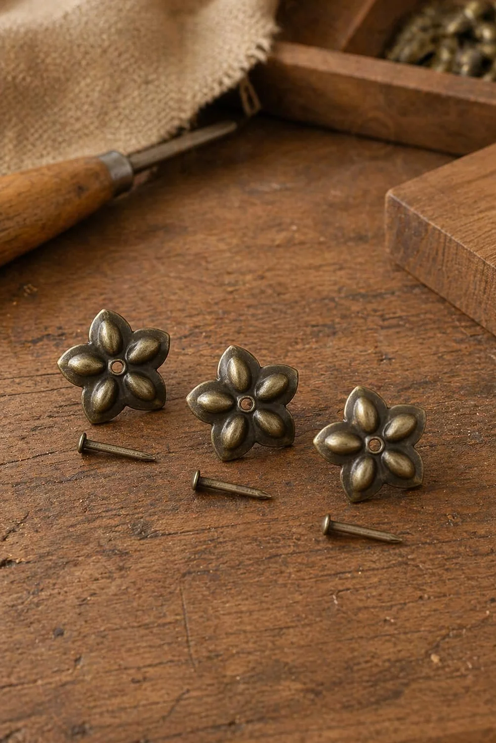 Chiodi decorativi antiche 23x23 mm bronzo/ottone set 50